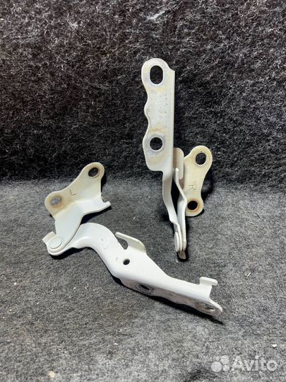 Петля капота Toyota Hi-Lux 7