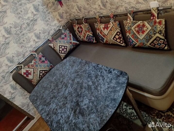 Кухонный уголок со столом и двумя стульями