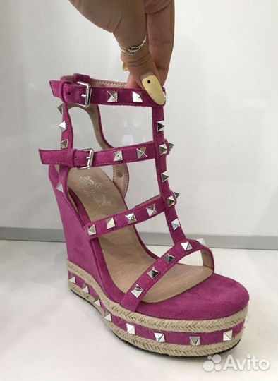 Босоножки на танкетке