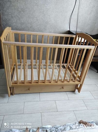 Детская кроватка с маятником и ящиком