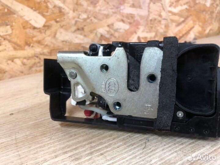 Замок двери передний правый Ssangyong Actyon