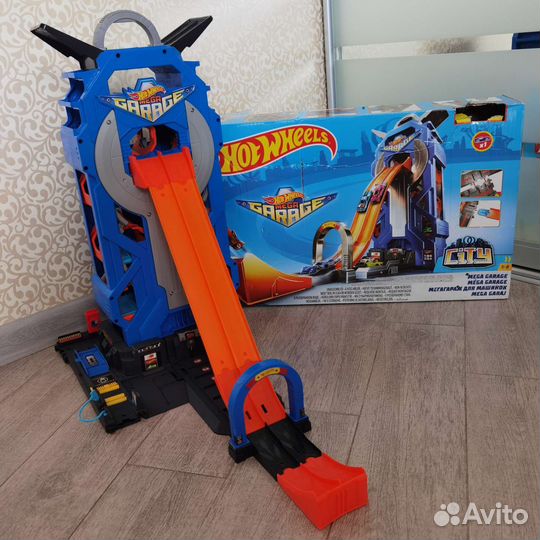 Hot wheels трек мега гараж