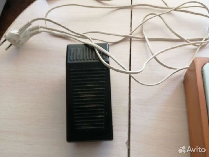 Электрическая швейная машинка 