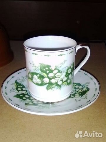 Посуда -чашки, стаканы, чайник, сахарница, тарелки