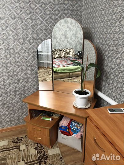 Трюмо с зеркалом