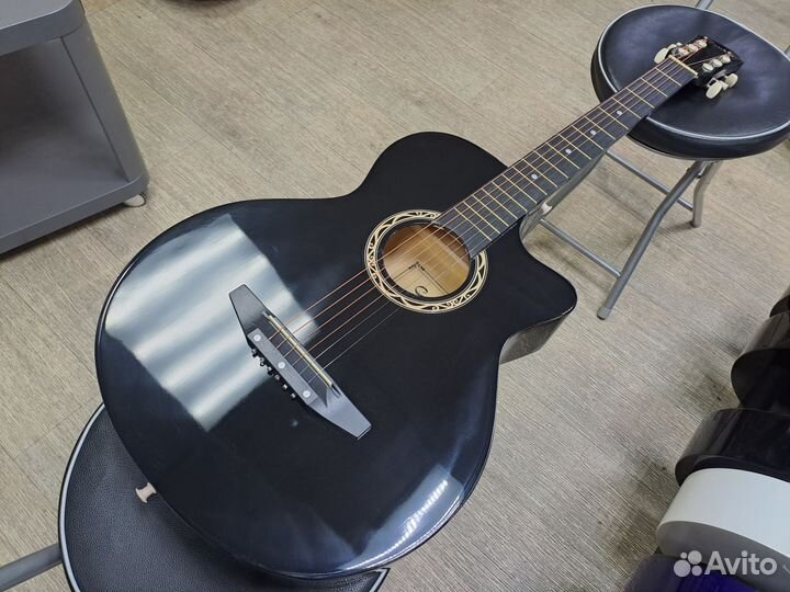 Гитара акустическая чёрная с металлическими струн