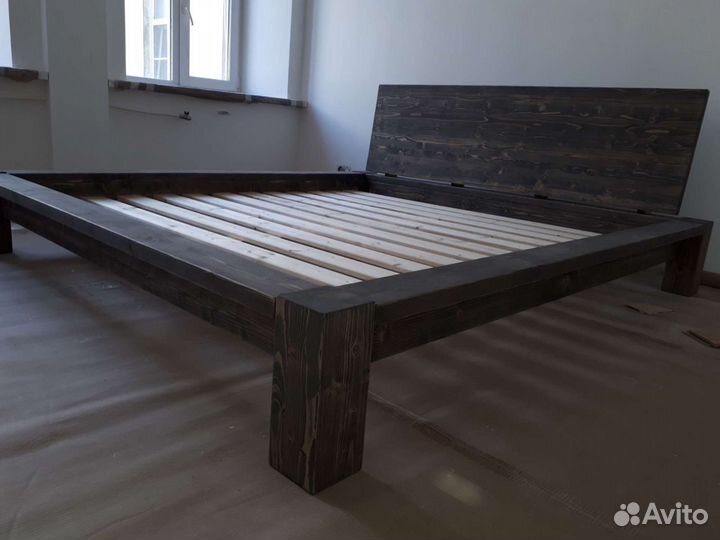 Кровать из массива