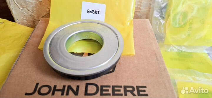 Армированная манжета (Сальник) RE588241 John Deere