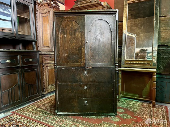 Старинный шкаф