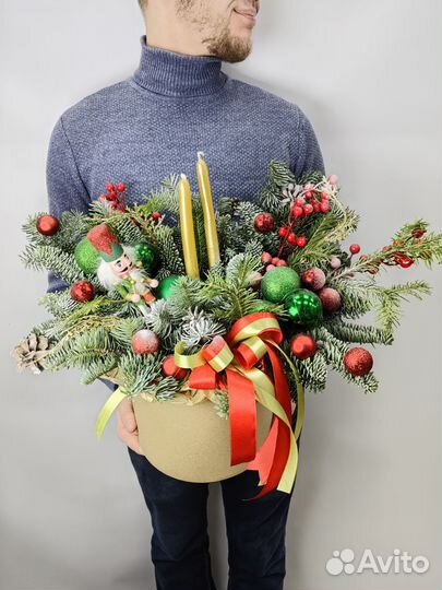 Большая хвойная композиция с щелкунчиком