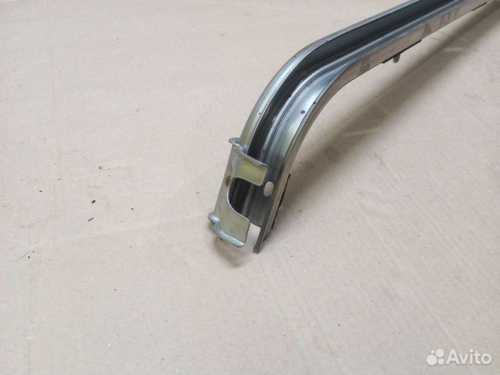 Направляющая сдвижной двери левая Хундай Н1