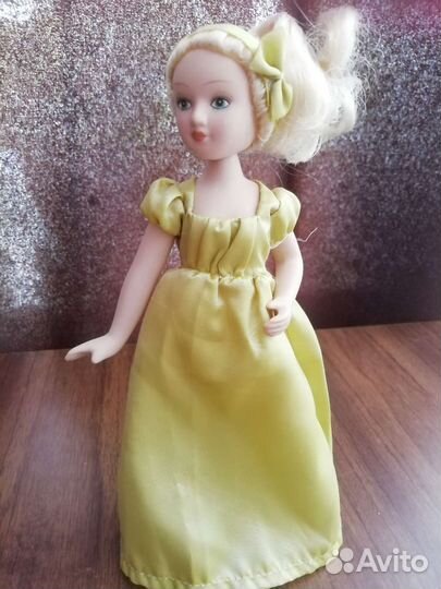 Кукла фарфоровая