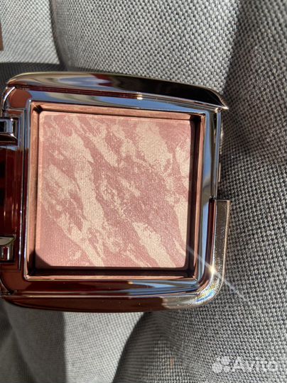 Hourglass румяна, хайлайтер