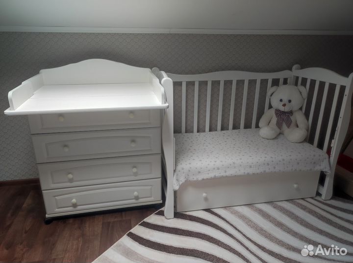 Детская кроватка и пеленальный комод