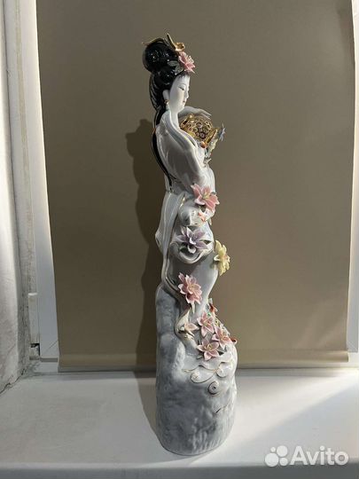 Фарфоровая статуэтка 