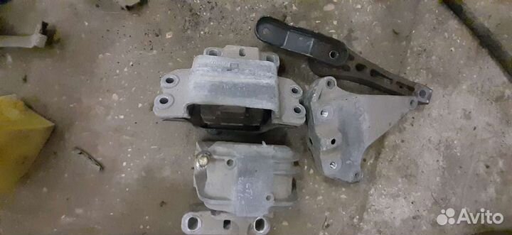 Опора двигателя Skoda Yeti 2011 1.2