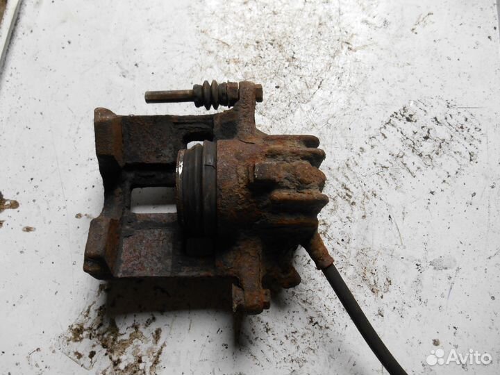 Передний левый суппорт Peugeot 406 Пежо 406