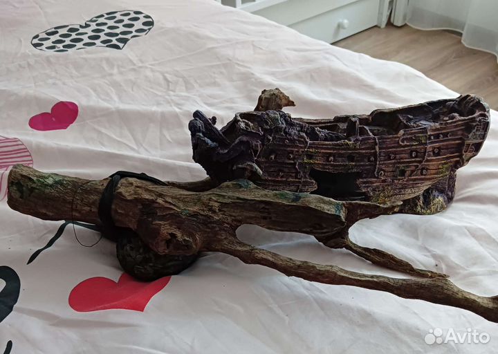 Песчаник, коряга, корабль в аквариум