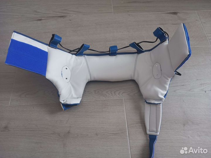 Шлем и боксёрские перчатки