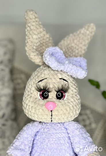 Игрушка заяка вязаная крючком