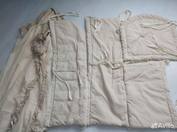 Бортики в кроватку с балдахином и держателем