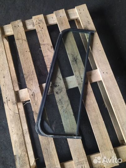 Стекло двери передней правой DAF XF 105 2010