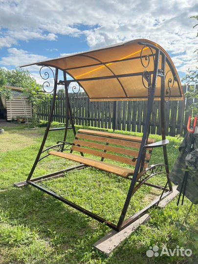 Качели с крышей