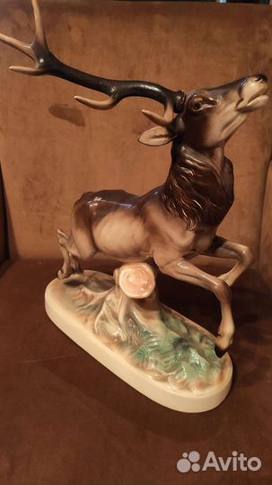 Фарфоровая статуэтка 