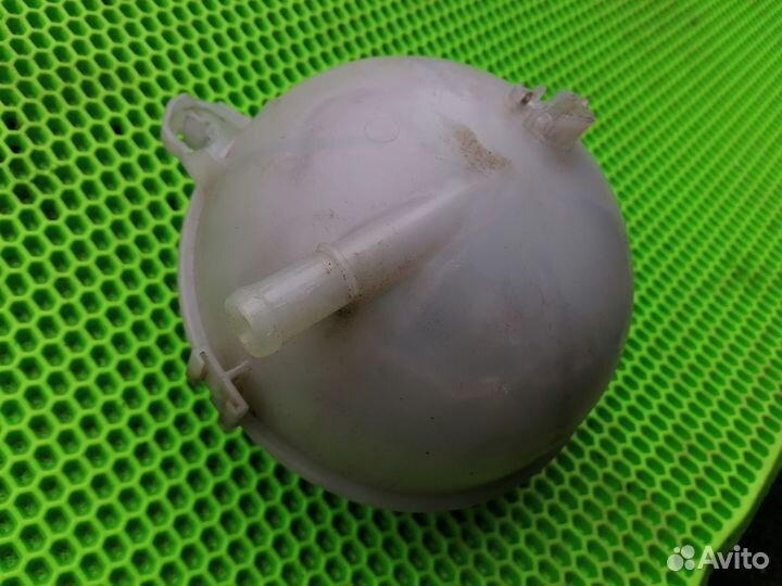 Бачок охлаждения на VW Passat B8 2015-2019