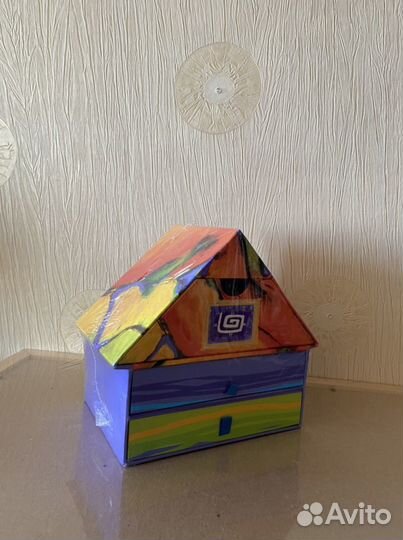 Подарочный набор: домик с выдвижными ящиками и 2 ф