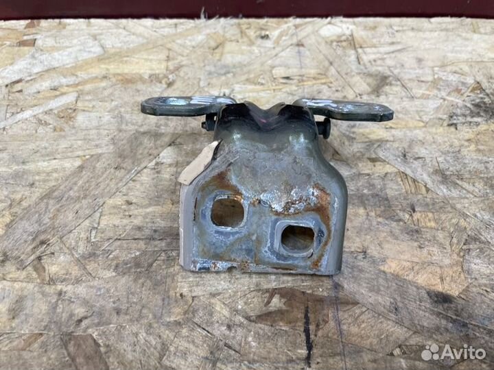 Петля двери передняя правая Renault Duster