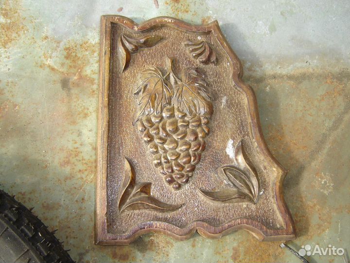 Резное панно из дерева