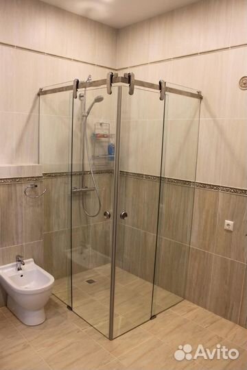 Стеклянные душевые перегородки