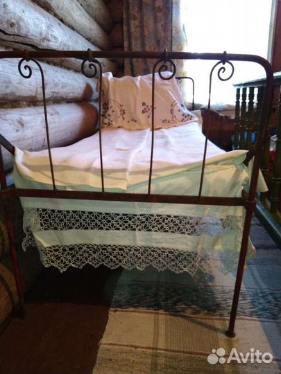 Старинная металлическая кровать. Ретро кровать