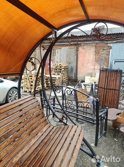 Качель с крышей