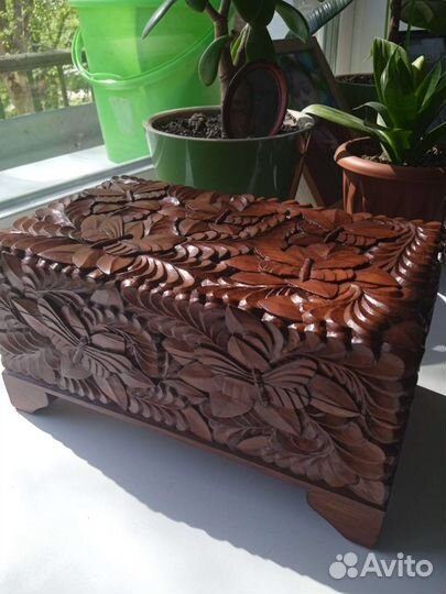 Деревянная шкатулка