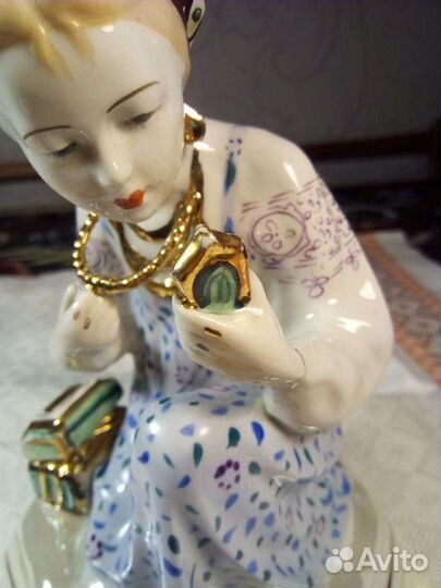 Малахитовая шкатулка. Девушка с зеркалом