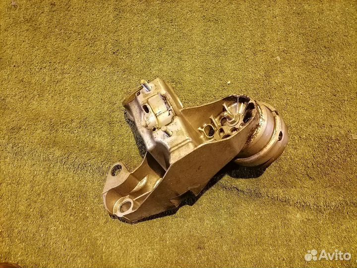 Опора двигателя (подушка двс) левая 8E0199379B Aud