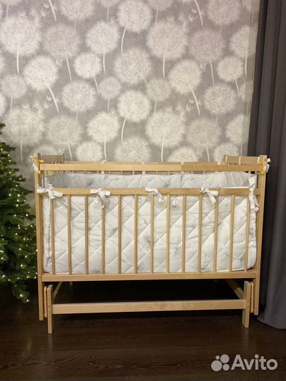 Кроватка для новорожденных с маятником