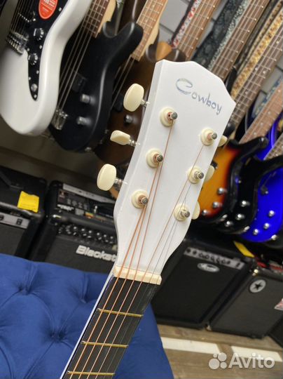 Акустическая гитара белая