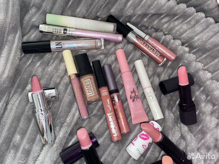 Помады и тени