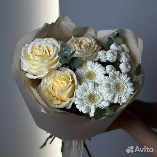 Нежный букет из роз и гермини