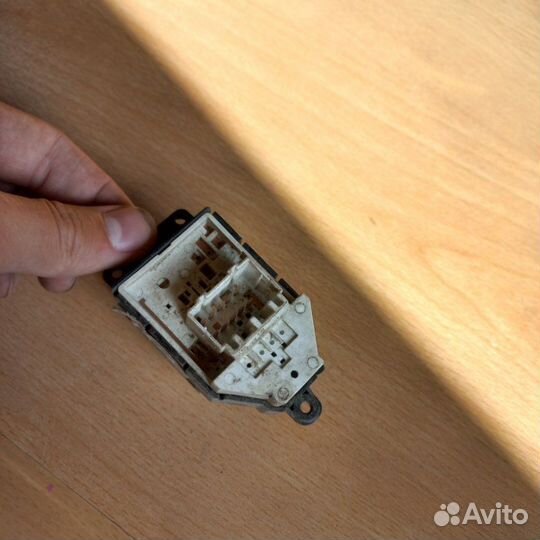 Блок кнопок стеклоподъемников Hyundai Solaris 1