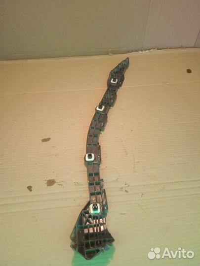 Крепление заднего бампера правое Тойота Корола180