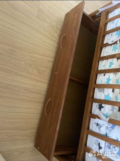 Детская кроватка с маятником и ящиком