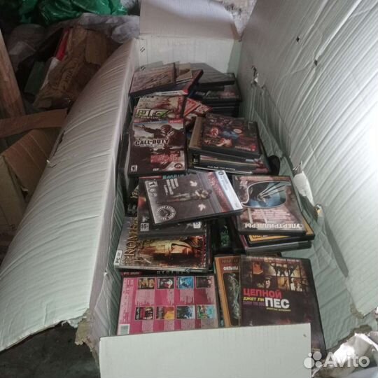 Диски с фильмами и играми
