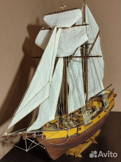Модель парусника из дерева