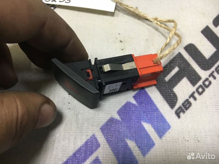 Кнопка аварийной сигнализации Шкода Фабия 2