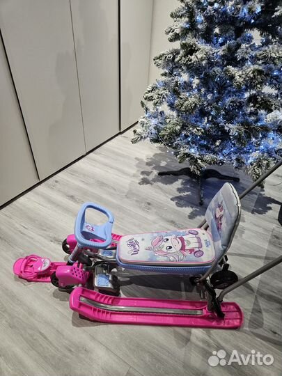 Детский снегокат с ручкой и колесами