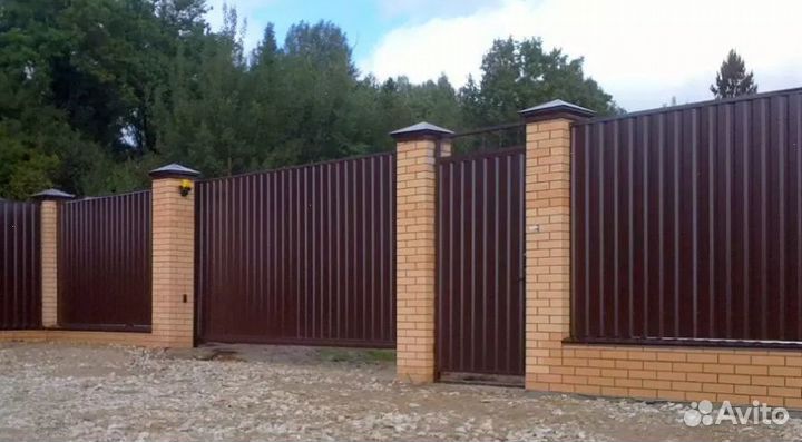 Забор из профлиста с металлическими столбами под к